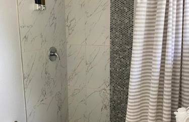 Cozy 3-bed home close to beautiful beaches. - Photo 22