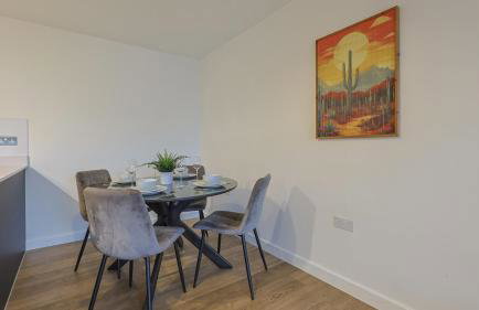 Luxury 2 Bedroom with Gym, Workspace, Balcony, Free Parking and 3 mins walk to train station - Foto 3