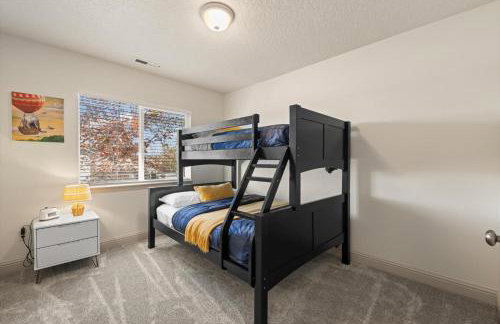 Fire Pit Getaway Shops and Dining 70in TV - Foto 27