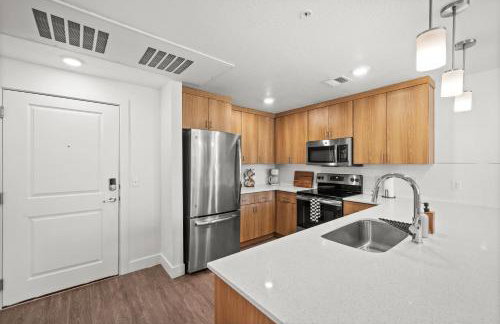 Modern Downtown 2BR 2BA Near Delta Center with Fire Pit BBQ and City Views - Photo 13