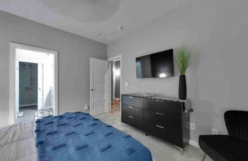 Modern Townhome Near Downtown walk to CWS! - Foto 25