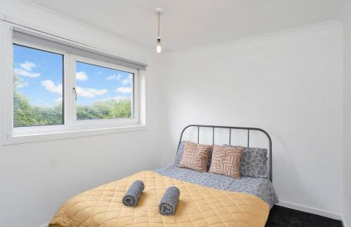 3BR Family House with Free Parking in West Lothian - Photo 10