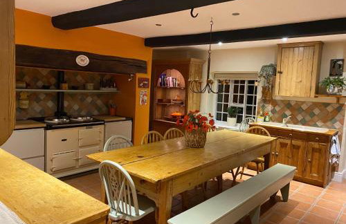 Mid-Wales Farmhouse, swimming pool, tranquil countryside views, sleeps 14 - Foto 25