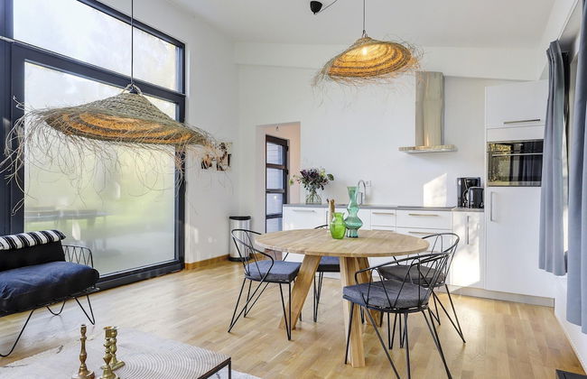 Getaway With Covered Veranda - Photo 16