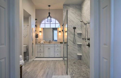 Bright and Sunny Riverview Oasis with Pool and Pond - Foto 17