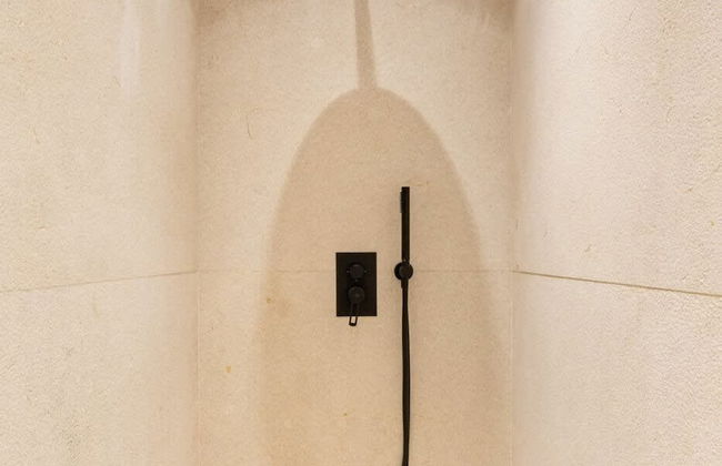 Relax in Luxury at This Stunning Seaside Villa - Photo 57