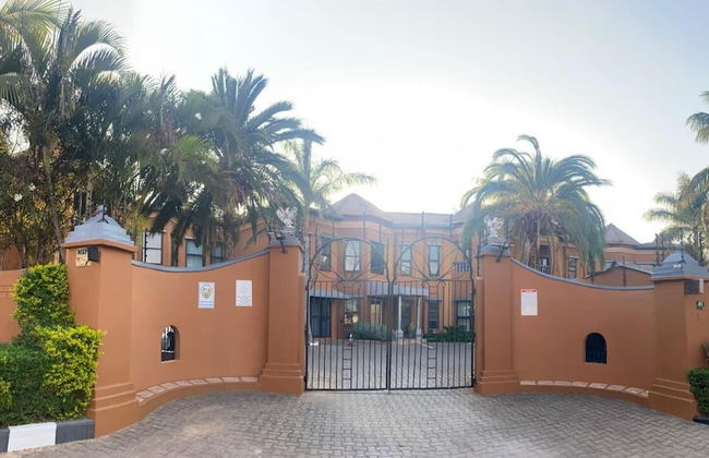 La Belva Court with Swimming Pool - Photo 16