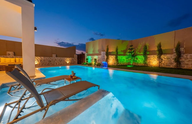 Luxury 4-bed Villa With Private Pool and Jacuzzi - Photo 33