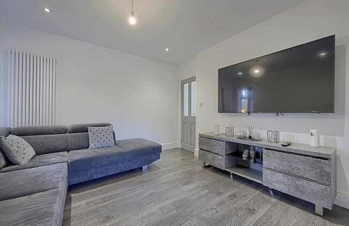 Comfortable 3-Bed Home - Driveway Parking - Foto 25