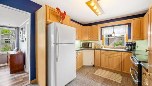 Yorita Manor - Lake Front Getaway! Dogs, Fire Pit & Deck - Photo 2