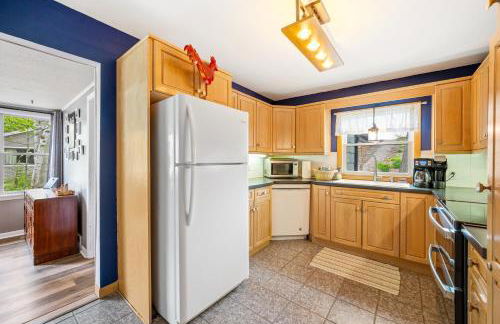 Yorita Manor - Lake Front Getaway! Dogs, Fire Pit & Deck - Photo 2