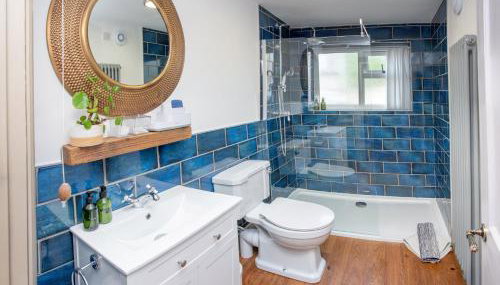 Two Bedroom Country Cottage in County Durham with Village Pub and Free Parking For Holidays and Work Stays - Foto 3, towels, Shower