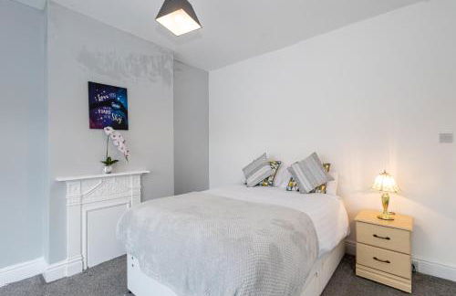 Cheadle village - Photo 14