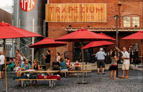 Fenced Yard, Swing Set Pawfect for Family and Dogs! - Foto 59