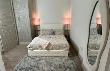 Elegant City Escape ,Steps to Hotspots - Foto 7