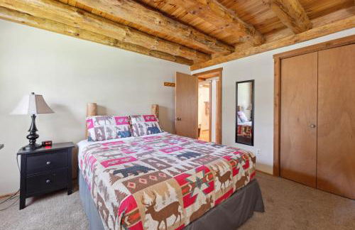 8BR 5BA Huge Dog Friendly Log Cabin near Wisconsin Dells and Lake sleeps 25plus - Foto 19