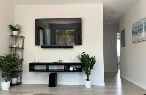 Cheerful house with EV, Parking & backyard - Foto 53