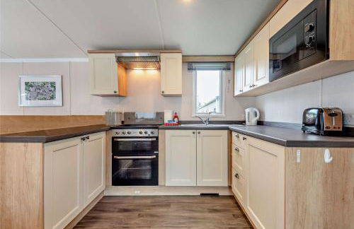 Rated Superb - Award-Winning Family Holiday Park - Live Shows, Themed Events, and Activities for All Ages, Day and Night - WiFi, Netflix, Linens - Gym, Sauna - Spotless, Quiet, Secluded, Parking - Restaurant, Shop, Bar - Foto 3