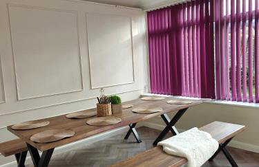 Spacious Solihull Home 5 Beds 2 Sofa beds - Max 10 - NEC BHX Spacious 4 Bedroom Home - NR JLR, Birmingham Airport, HS2 Sites, Resorts World, A45, M42 Mell Square - Regular Work Stays Available - By Samina, ARZ Stays - Photo 14