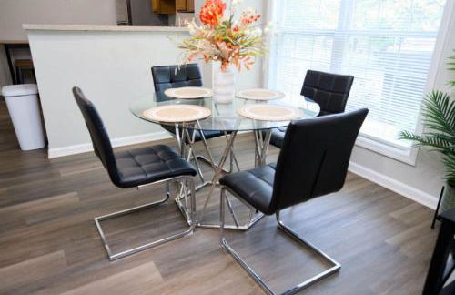 Modern Two BR Townhome, Workspace, Free Parking and Wi-Fi - Foto 16