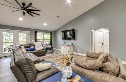 Walk to Lake Barkley! Family Home with Outdoor Oasis - Foto 6