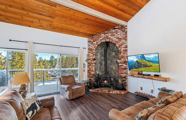 Mountain Palette by Avantstay Hot Tub, Game Room, Deck, Sweeping Views! - Photo 3