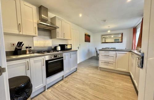 Spacious New 5 Bedroom Home in Swindon - Foto 1