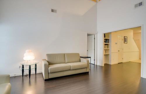 Inviting High Point Townhome with Patio and Privacy! - Foto 6