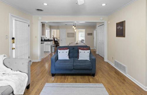 Modern Memphis Retreat - Sleeps 7 - Fireplace - Foto 16