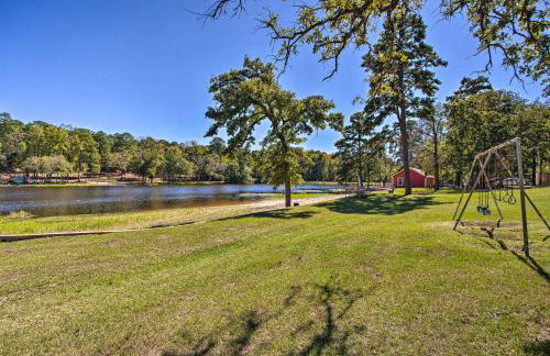 Holly Lake Retreat w/ 2 Community Pools & Yard - Foto 36