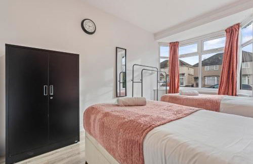 Centrally Located 4BR House By Hyped Properties Short Term Rental Agency With Free Parking Wolverhampton - Foto 10