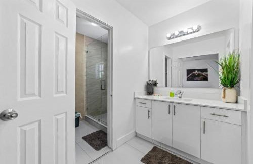 Luxury Vacation House in Miami’s Center! - Photo 36