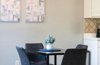 Spacious Vaulted 4BR Family Home Near Mall of GA Sleeps 12 - Foto 8