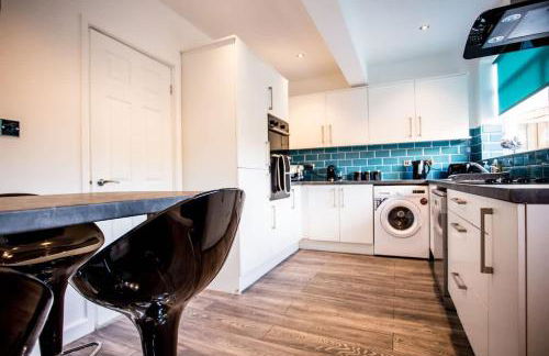 Halford House 3 Bed Town Centre Home from Home with Parking for 2 cars Prime Location Tamworth - Photo 35