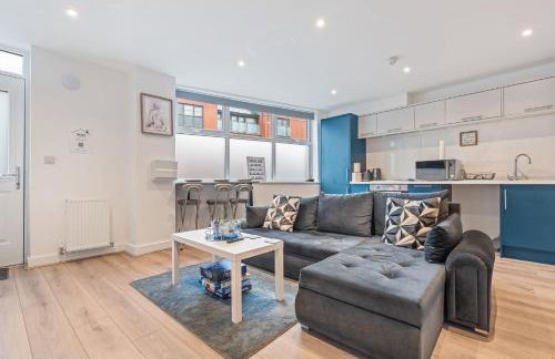 Central 2 Bedroom Apartment with Free Parking Sleeps 8 & Walk to City Centre & Arena - Foto 1