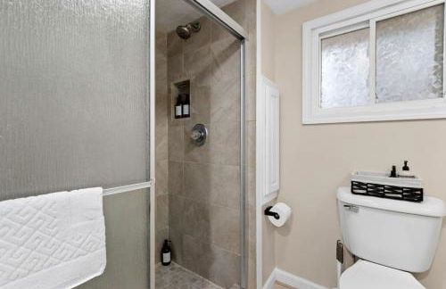 Comfort Cabin - 2BD Family Getaway in Creve Coeur - Photo 37