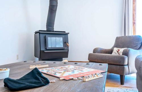 Family Fun Fireplace & Huge Deck - Photo 19