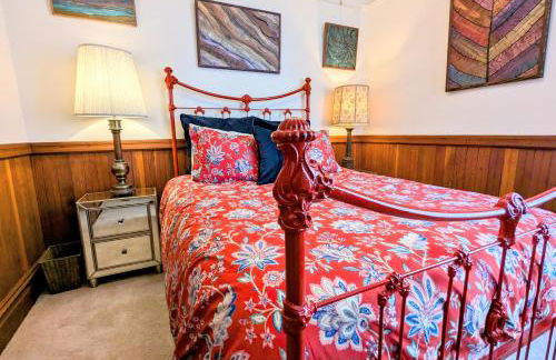 Perfect Location - 4BD,1BA - Restored Redwood Home - Foto 17