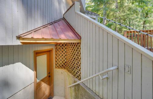 Enchanting Escape with Hot Tub, Decks and Views! - Foto 17