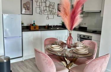 Central Derby Urban 2 Bedroom Flat - An Oasis of Elegance! Free Parking and Wifi suitable for families and professionals - Foto 15