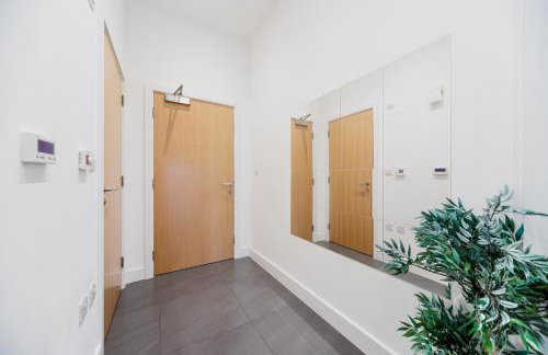 Stylish 2 bed Flat in London with River Thames views Access to boat rides into London-Near O2 Arena and Excel, Fast Wi-Fi, Free Parking, Excellent links Elizabeth and Southeastern Train Line - Foto 8