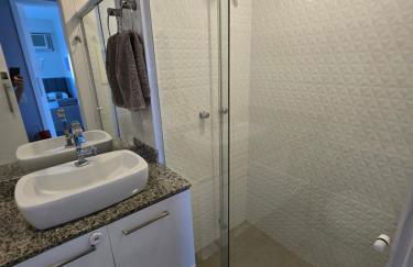 2 qrts c suíte, ar condicionado, piscina infantil e adulto, parquinho, estacionamento privativo, portaria 24hrs, self checkin, indicado pra família c crianças, casais e hóspedes a trabalho - Foto 17