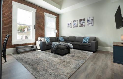 Main Street Balcony Apartment For up to 8 guests! - Foto 4