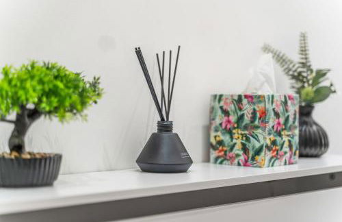 Free Parking ,Modern 4 bedrooms 10min from Birmingham city centre ideal for contractors ,Groups and Families - Photo 8