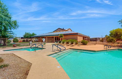 Pools and Pickleball! Dog-Friendly Home in Surprise - Foto 2