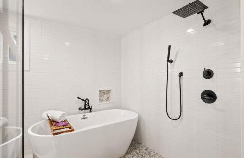 Couples Retreat with Hot Tub, Beach Cruisers, Spa Bath - Foto 35