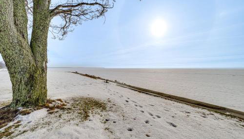 Porch and Views Waterfront Home on Houghton Lake! - Foto 4