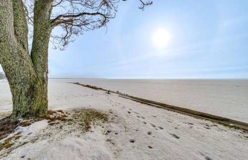 Porch and Views Waterfront Home on Houghton Lake! - Foto 4