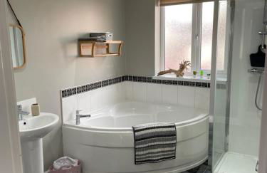 Spacious Family Home Minutes from the Beach - Foto 38