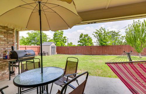 Unwind Fireside! Harker Family Retreat with Yard - Foto 30